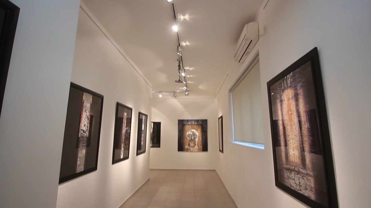 Izložbeni prostor Galerije Haos sa radovima savremene umetnosti na zidovima.