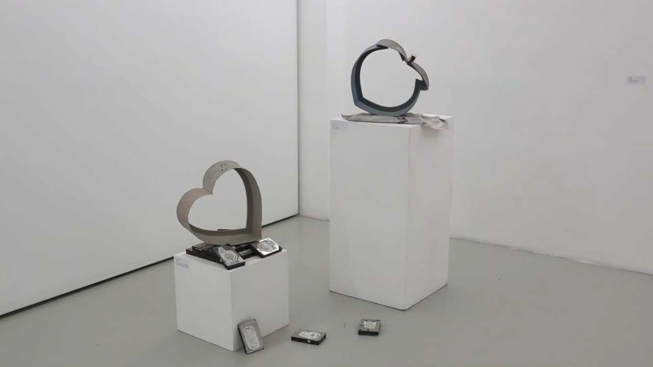 Skulpturalna postavka u Galeriji Novembar u Beogradu.