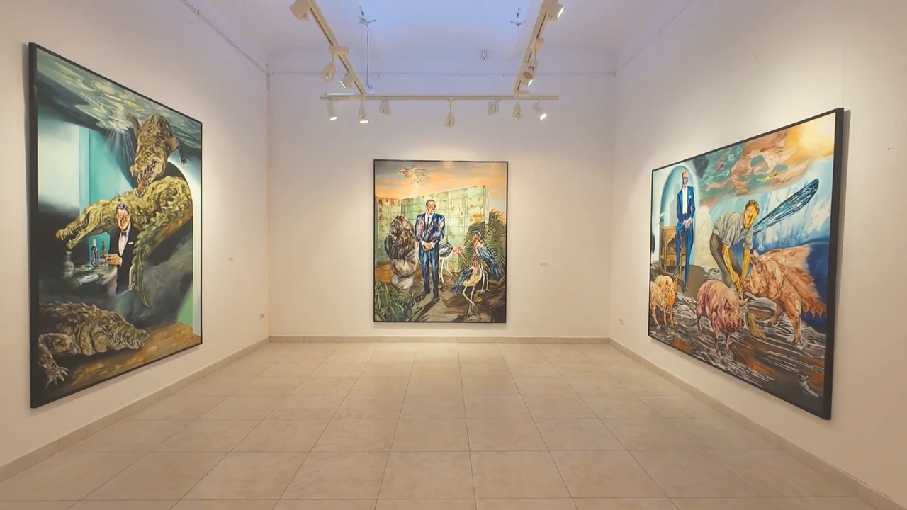 Savremene slike izložene u galerijskom prostoru u Beogradu.