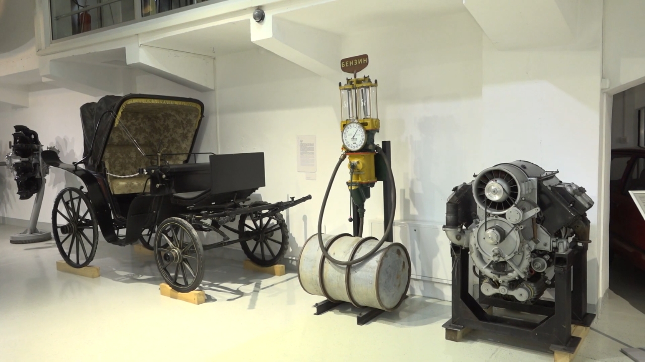 Postavka Muzeja nauke i tehnike sa starim automobilom, benzinskom pumpom i motorom.