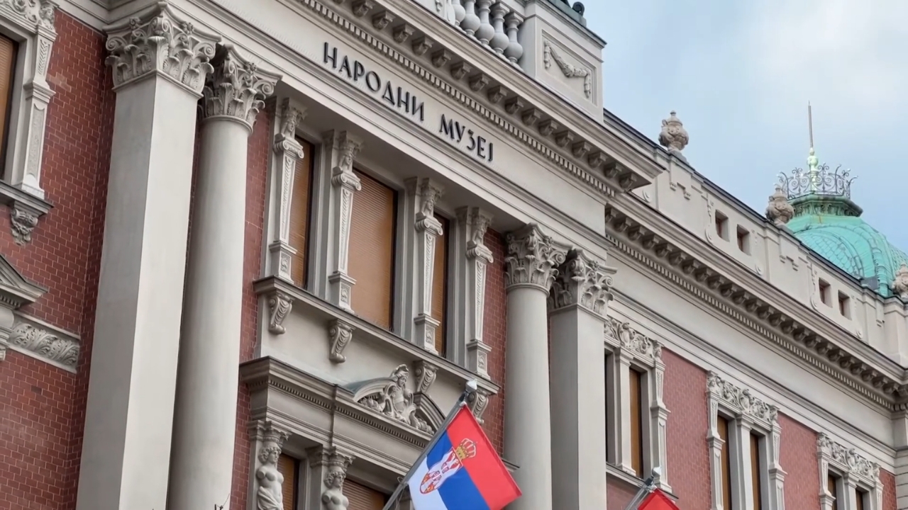 Fasada Narodnog muzeja Srbije sa državnim zastavama na Trgu Republike.